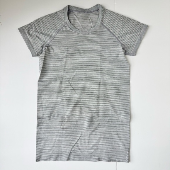 Lululemon Swiftly Tech Short Sleeve 2.0 Black White Stripe Size 6 - Picture 2 of 6